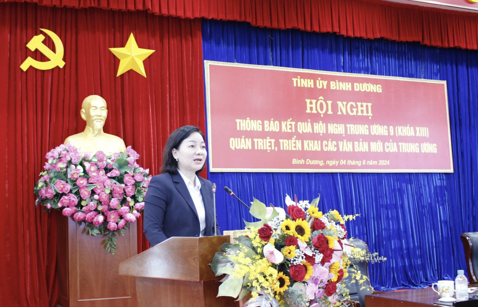 Đồng chí Trương Thị Bích Hạnh báo cáo kết quả Hội nghị Trung ương 9, khóa XIII và quán triệt, triển khai các văn bản mới của Trung ương.